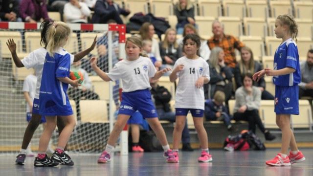 barnehåndball-jenter-6-år-kampsituasjon-640x360.jpg